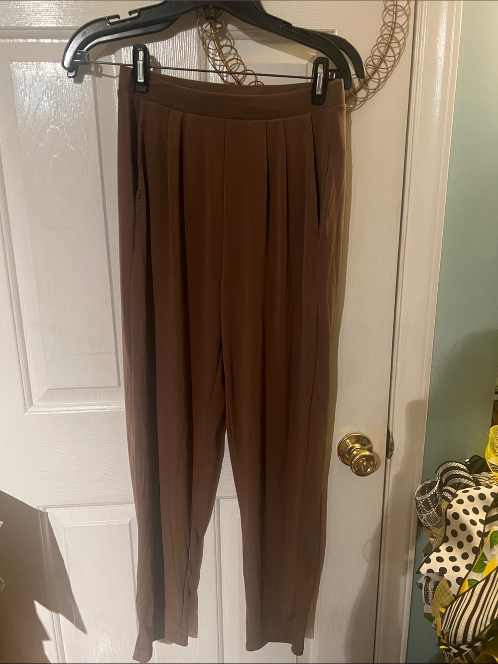 Zenana high waisted pleated ankle pants in medium. Like new condition. No flaws.